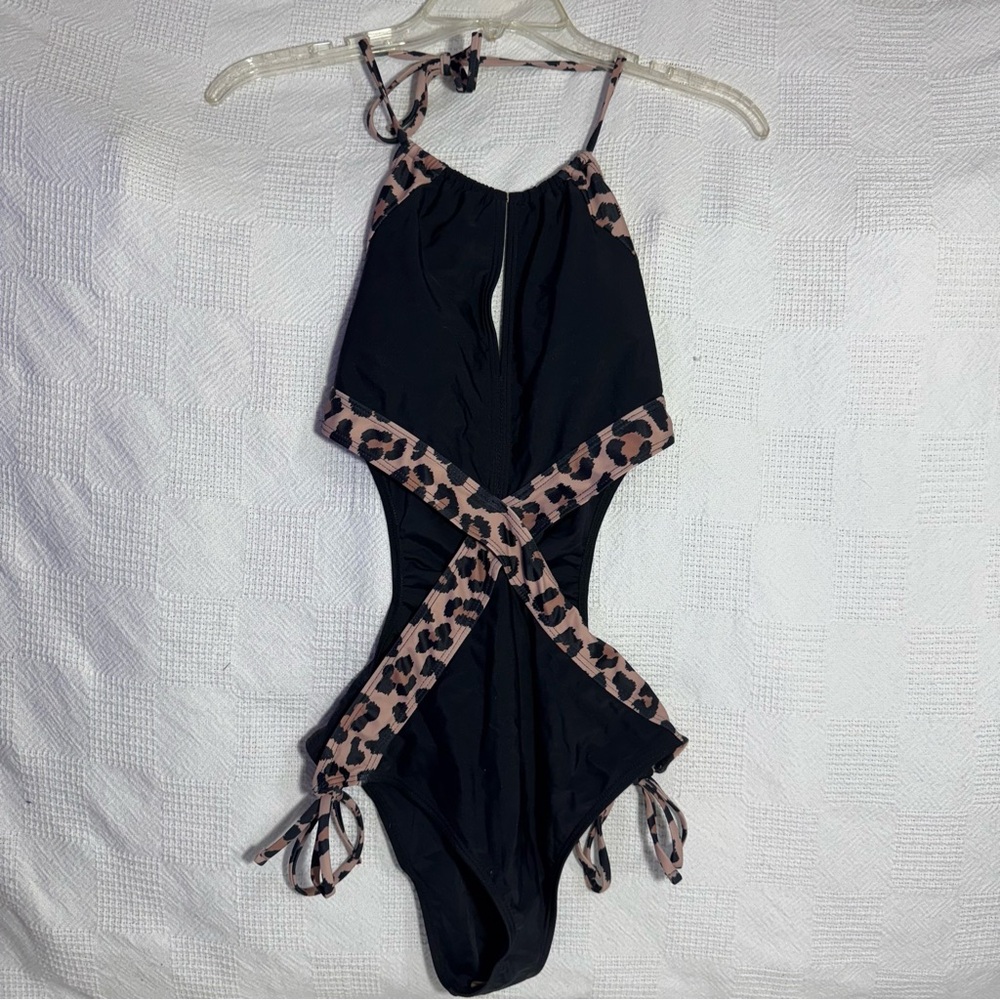 Women’s one piece size medium Leopard print/black, Ties on side
